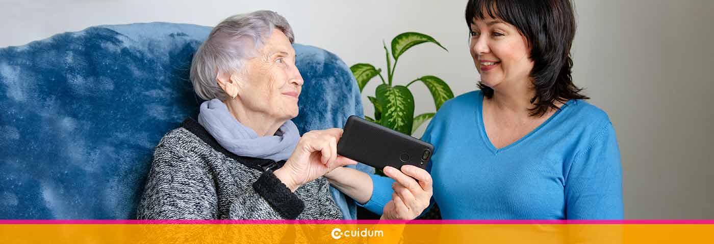 Trabajar como cuidadora de personas mayores - Cuidum - Cuidado de mayores a domicilio