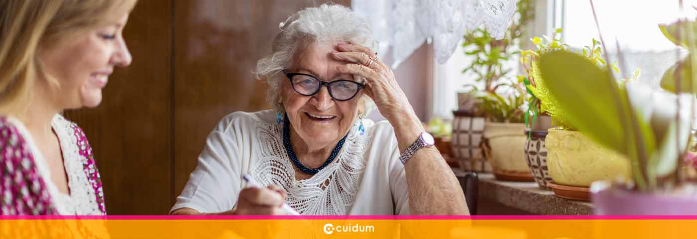Cuidadora de personas mayores ¿Cuál es su trabajo? - Cuidum - Cuidado de mayores a domicilio